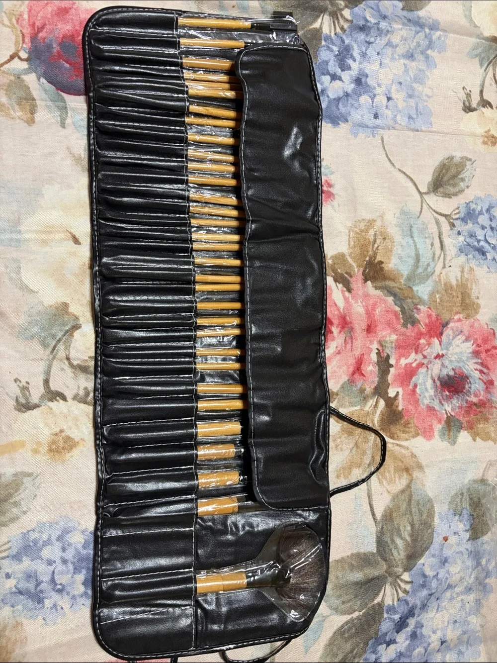 32 piece women’s makeup brush set with storage case
